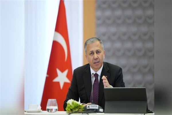 İçişleri Bakanı Ali Yerlikaya, haklarında İnterpol'ün Kırmızı Bülteniyle arama kararı