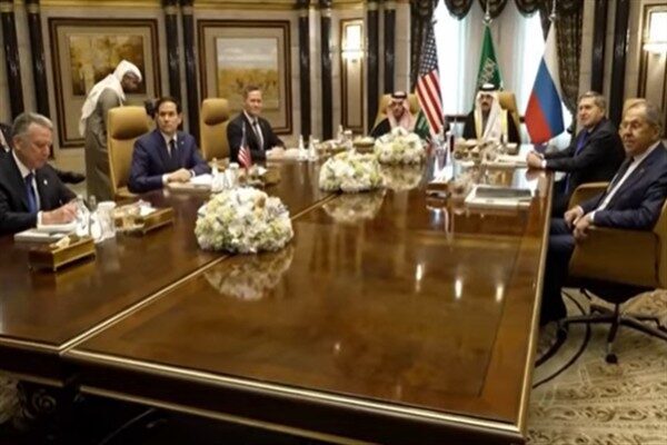 İki taraftan yapılan açıklamalar, Donald Trump'ın Vladimir Putin'i kayıran bir