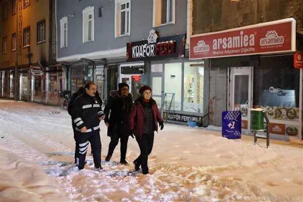 Belediye Eş Başkanı Hazal Aras, akşam saatlerinde merkezde ve mahallelerde
