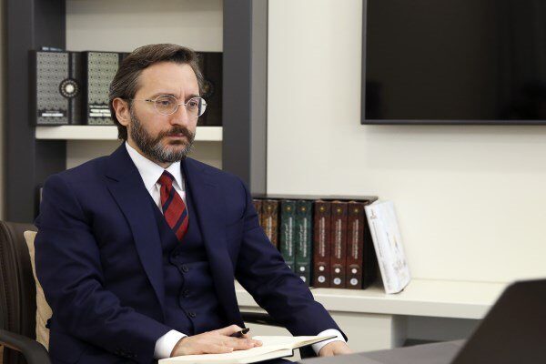 İletişim Başkanı Fahrettin Altun, Türkçe, Arapça ve İngilizce olarak üç