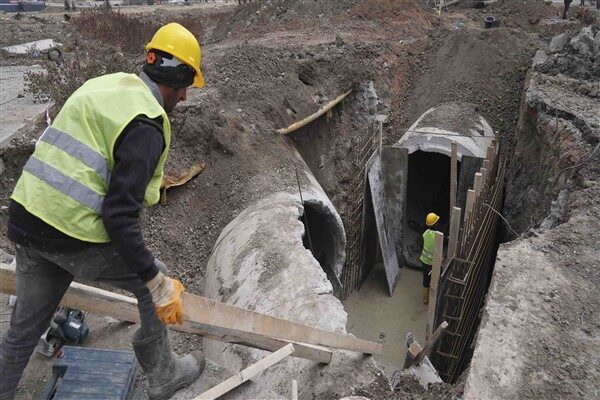 Sincan ilçesi Saraycık Mahallesi'nde ASKİ ekipleri, Uluç Ali Paşa Bulvarı