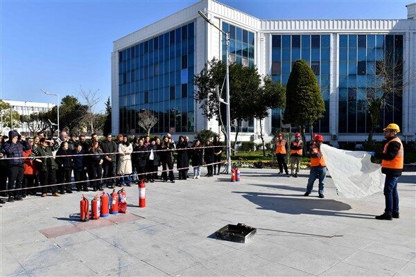 Tatbikat, belediye personeline anonslarla duyuruldu ve personel, Atatürk Kent Meydanı’ndaki