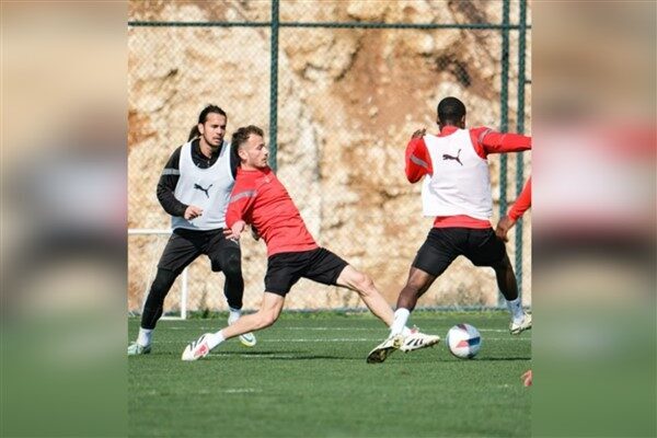 Teknik Direktör Murat Şahin yönetiminde yapılan antrenmanda futbolcular, kondisyon ve