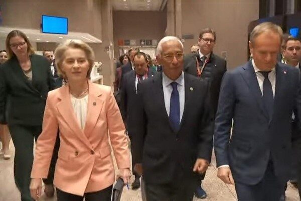 Yirmi yedi AB ülkesinin liderleri dün Brüksel'in merkezindeki Egmont Sarayı'nda