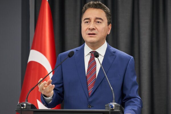 Babacan, Hatay’daki temasları kapsamında depremden etkilenen vatandaşlarla sohbet edip sorunlarını