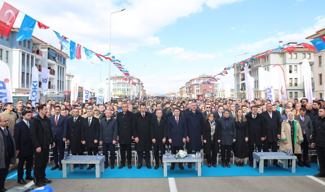 Afetin yıldönümünde düzenlenen anma programları kapsamında, İslahiye ve Nurdağı'nda kabir