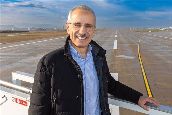 Türk yazar, akademisyen, sosyolog, köşe yazarı ve ekonomist Alev Alatlı,