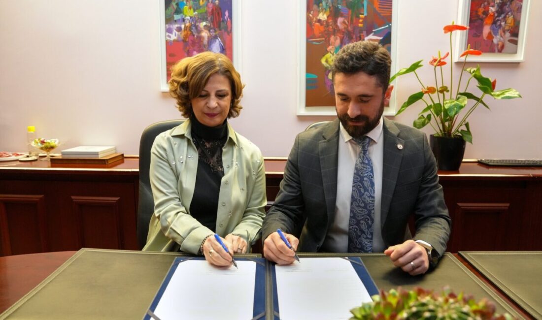 Eskişehir Büyükşehir Belediye Başkanı Ayşe Ünlüce, Eskişehir Eczacı Odası Başkanı