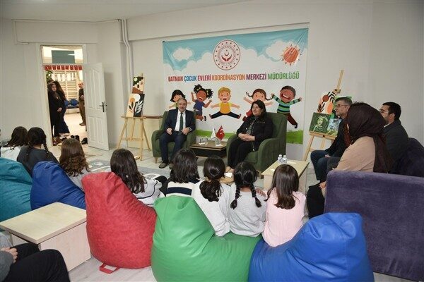 Etkinlikte çocuklarla çay sohbeti gerçekleştiren Dr. Canalp, onlara hayat deneyimlerini