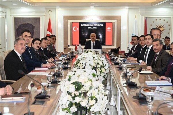 Toplantıda, il merkezi ve ilçelerdeki kamu kurumları tarafından yürütülen hizmetlerin