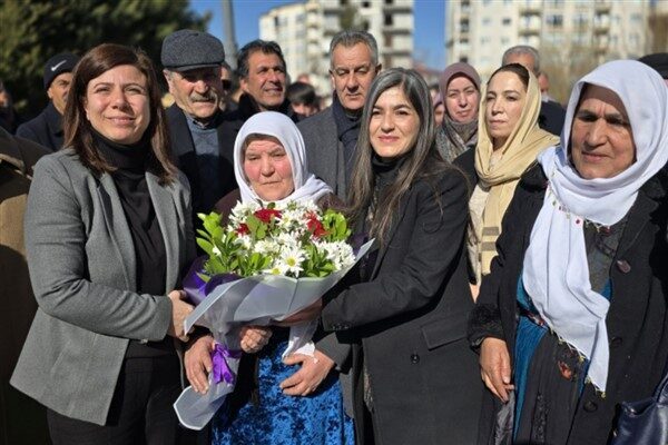 Bucak, kendisini Büyükşehir Belediyesi hizmet binası önünde karşılayan Eş Başkan