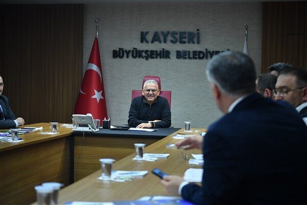 Toplantıda, kar yağışı sonrası yapılan hizmetler değerlendirildi. Toplantıya Büyükşehir Belediyesi