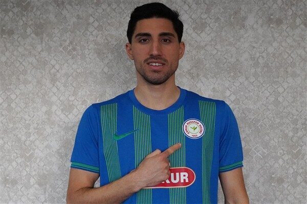 Çaykur Rizespor'un, Rams Başakşehir FK forması giyen Berkay Özcan ile
