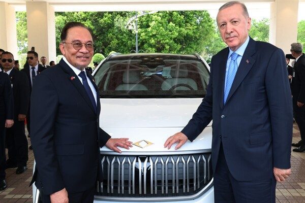 Cumhurbaşkanı Erdoğan, Malezya Başbakanı Enver İbrahim'e Togg hediye etti. Hibya