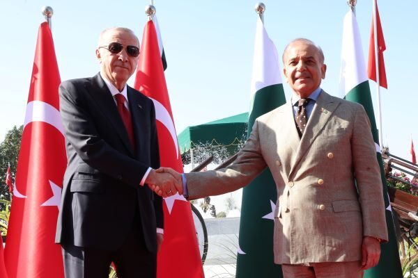 Cumhurbaşkanı Erdoğan ve Pakistan Başbakanı Şerif'in tören alanındaki yerlerini almasının
