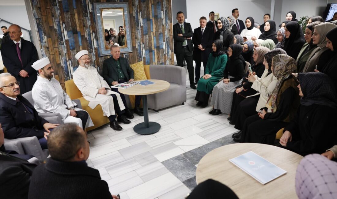 Cumhurbaşkanı Recep Tayyip Erdoğan, Ankara'da bulunan Mevlana Camisi Diyanet Gençlik