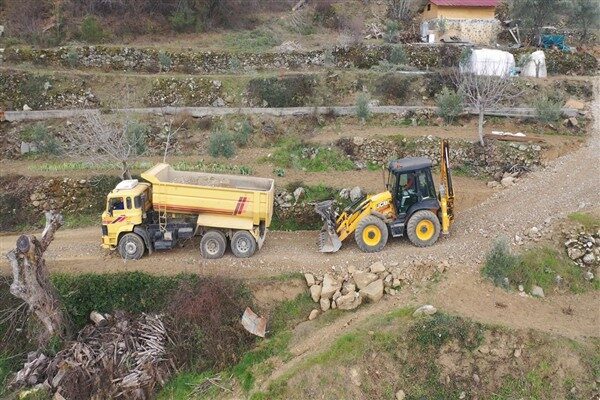 Dalaman Belediyesi Fen İşleri Müdürlüğü ekipleri, Narlı ve Gürleyk Mahalleleri'nde yol