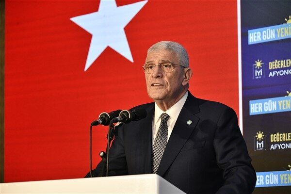 İYİ Parti Genel Başkanı Dervişoğlu, Ege Üniversitesi'nde öğrenci kisvesine bürünmüş