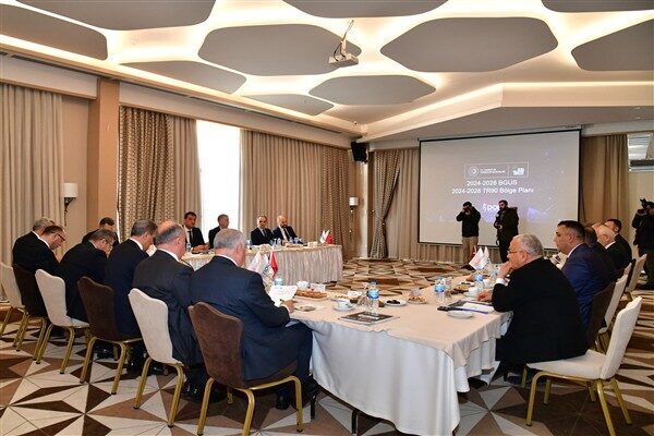 Toplantıya Gümüşhane Valisi ve DOKA Dönem Başkanı Aydın Baruş'un ev