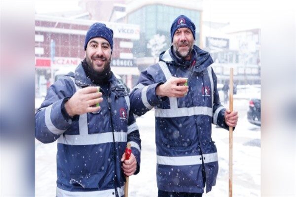 Düzce’de yoğun kar yağışı altında kar kürüme ve yol açma