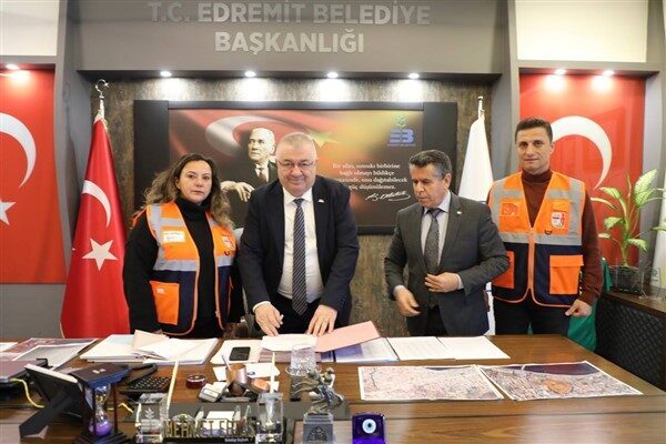 Edremit Belediye Başkanı Mehmet Ertaş ve İDA-SAR Edremit Arama Kurtarma