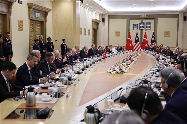 Cumhurbaşkanı Recep Tayyip Erdoğan, Malezya Başbakanı Enver İbrahim ile heyetler
