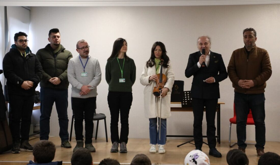 İzmit Belediyesi,Fatma Seher İlkokulu ve Ortaokulu'nda ‘Gülümseyen Çocuklar Müzik Etkinliği’