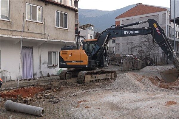 İnegöl'de yürüttükleri kapsamlı yenileme çalışmalarına devam eden Bursa Su ve