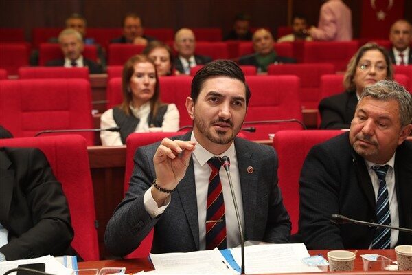 İzmit Belediyesi CHP Grup Başkan Vekili Mehmet Nazım Gençtürk,  meclis