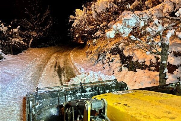 Kar yağışına müdahale eden ekipler, sürücülerin güvenliğini sağlamak ve trafik