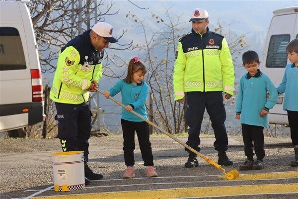 Seminerlerde öğrencilere trafik kuralları, yaya güvenliği ve trafikte dikkat edilmesi