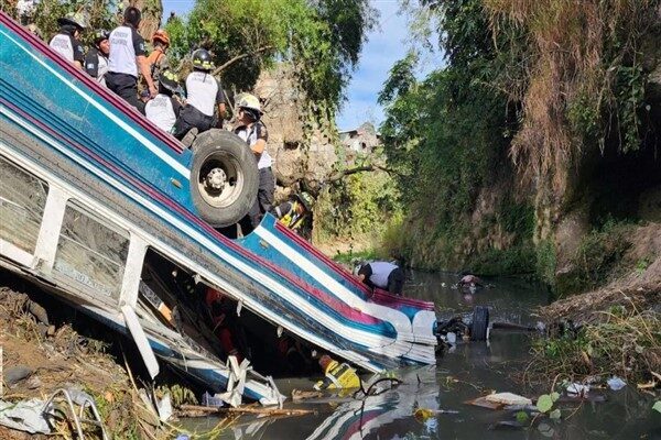 Yetkililer, otobüsün Guatemala başkentinin altıncı bölgesindeki Belize Köprüsü'nden geçerken vadiye