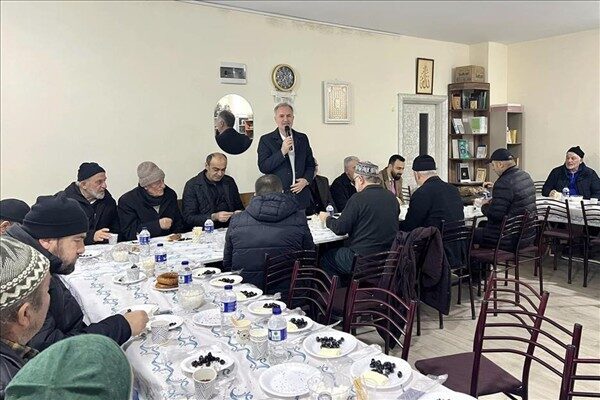 İnegöl Belediye Başkanı Alper Taban, etkinliğe katılan Belediye Başkan Yardımcıları, AK