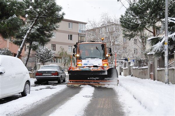 Kadıköy Belediyesi, Kadıköy'deki yolların açık tutulması ve ulaşımın aksamaması için
