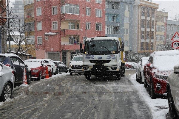 Kağıthane Belediyesi, karla mücadele için tüm imkanlarını seferber etti. Bu