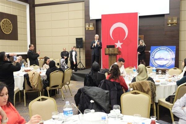 Karaman Kent Konseyi Başkanı Hüseyin Gerçek’in açılış konuşmasıyla başlayan program