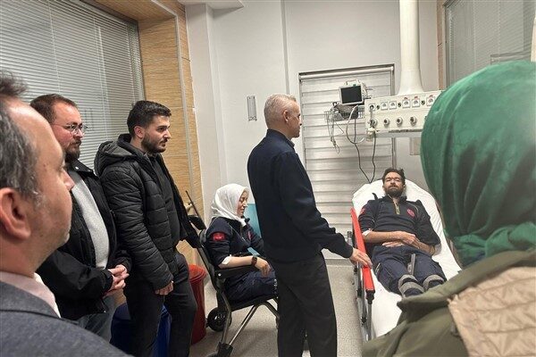 Karaman Valisi Mehmet Fatih Çiçekli, bugün hasta taşıyan bir ambulans