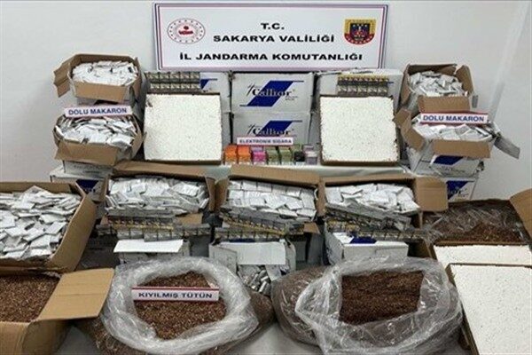 Sakarya'da özel bir kargo firmasına ait logoları kullanarak kargo aracı