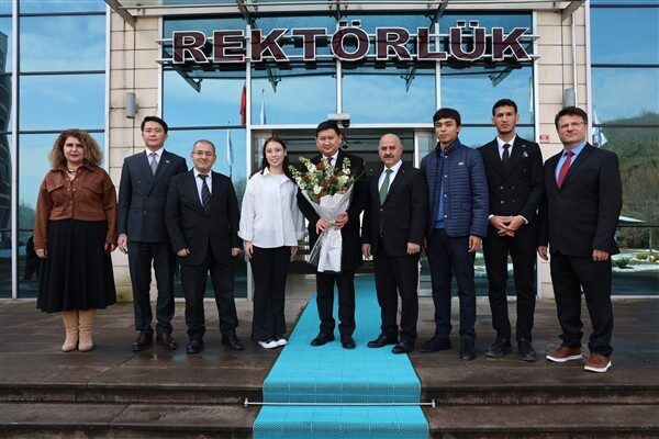 Kazakistan İstanbul Başkonsolosu Nuriddin Amankul ile Konsoloslar Almas Yeshankulov ve