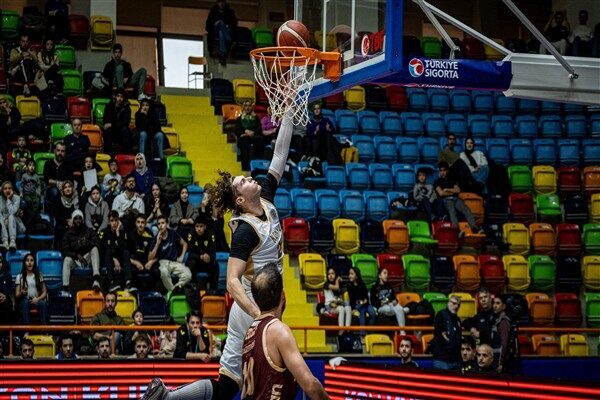Maçın ilk periyodu 20-20'lik eşitlikle tamamlandı. İkinci periyotta performansında düşüş