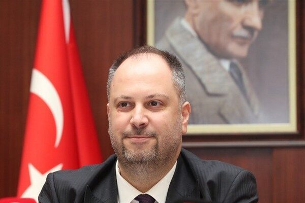 İzmit Belediyesi Başkan Vekili Mehmet Ümit Küçükkaya, depolardaki ürünlein  vatandaşların