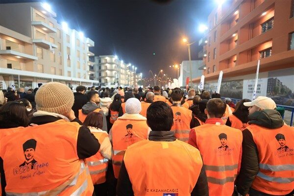 LÖSEV gençleri yürüyüşün ardından sabah saatlerinde bölgedeki konteyner kentleri ziyaret