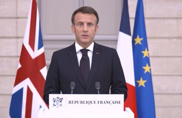 Emmanuel Macron, Donald Trump'ın Rusya'nın müzakerelerde herhangi bir taviz vermeyebileceğini