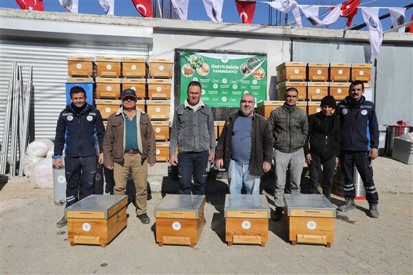 Yangınlar, ormanların yanı sıra tarım arazileri, ormanlık alanlardaki arı kovanları
