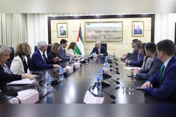 Filistin Başbakanı ve Dışişleri Bakanı Mustafa, Ramallah'taki ofisinde Avrupa Parlamentosu'ndan