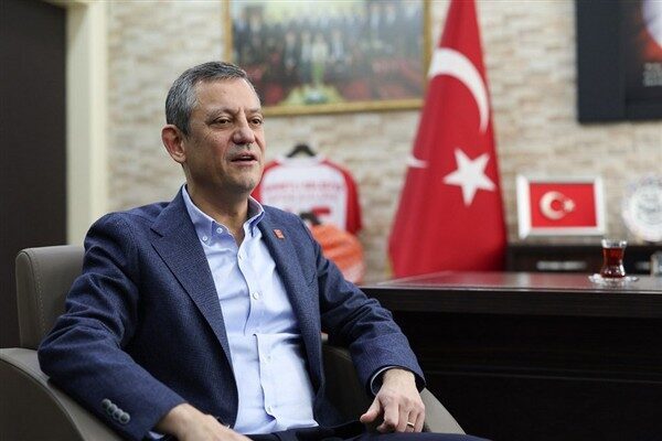 CHP Genel Başkanı Özgür Özel, Ahmetli Belediyesi'ni ziyaret ederek,Ahmetli İlçe Başkanlığında