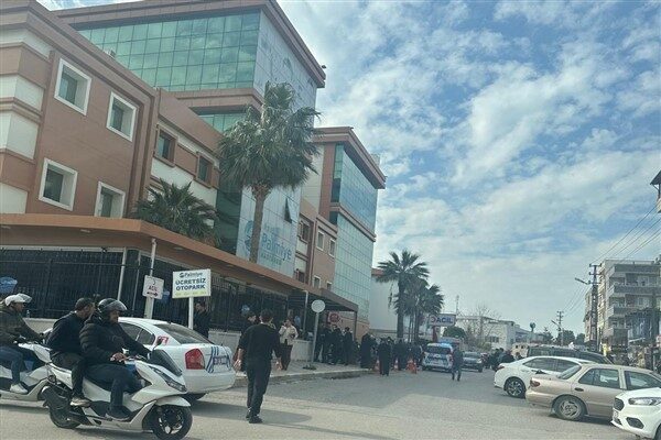 İskenderun Palmiye Hastanesi'nde yoğun bakım 2 bölümünde yangın çıktı. Bölgeye