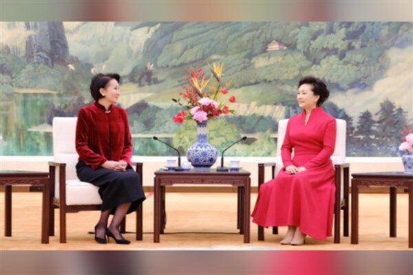 Çin Cumhurbaşkanı Xi Jinping’in eşi Peng Liyuan, dün Beijing’de Kırgızistan