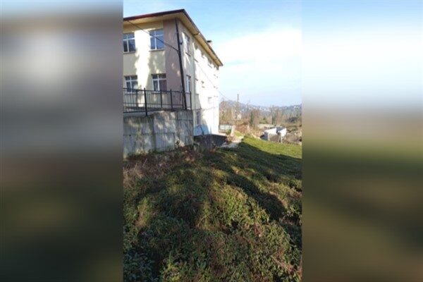 Rize merkez Ortapazar köyünde bulunan Ortapazar Ortaokulu'nun bahçesinde ve bahçe