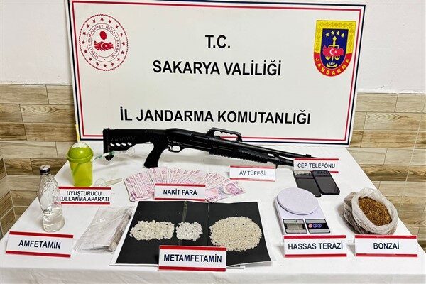 Sakarya İl Jandarma Komutanlığı ekipleri, Karasu ilçesinde kaçakçılık ve uyuşturucu